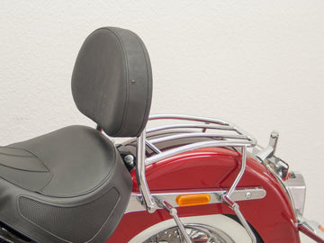 Harley Davidson Softail Deluxe (Milwaukee -ight 107/114) [2018] - Driver Sissy Bar met een groot afgerond kussen- en bagagekrek