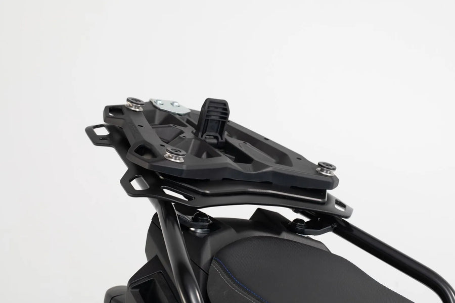 Suzuki V-Strom 650 [SW-MOTECH] – adapterset voor ADVENTURE-RACK bagagerek vooraanzicht