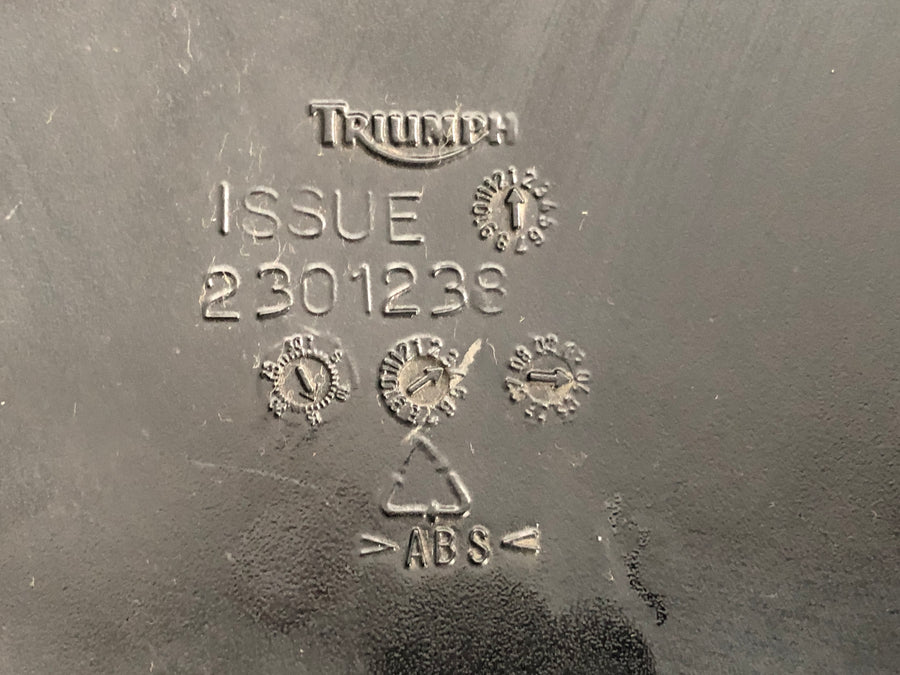 Triumph Thruxton 900 [2004] - Side cover left