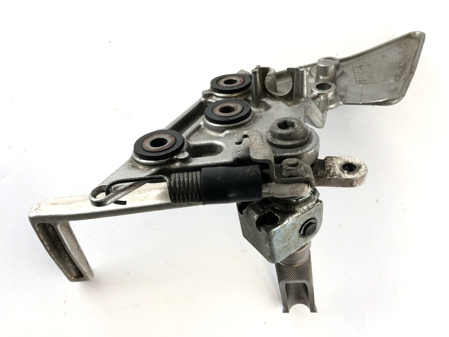 Suzuki Bandit GSF 1200 S WVA9 [2001] - Driver's footrest right with holder and brake pedal