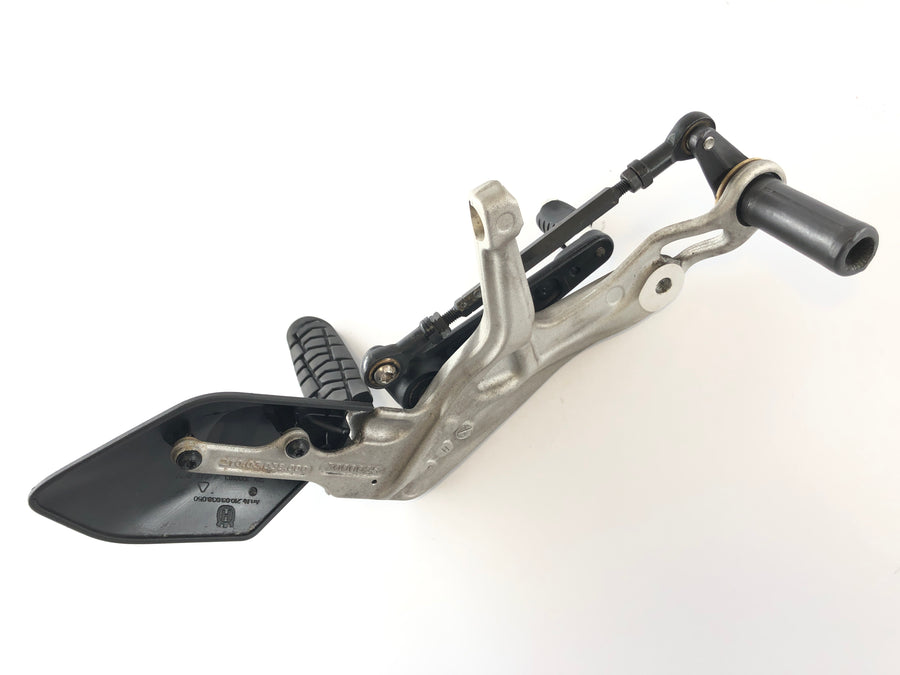 Husqvarna 701 Vitpilen [2018] - Fahrerfußraste links mit Halter und Schalthebel