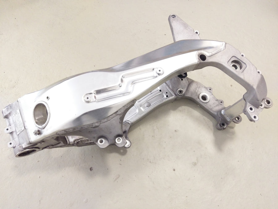 Aprilia RST 1000 Futura [2004] - frame with papers