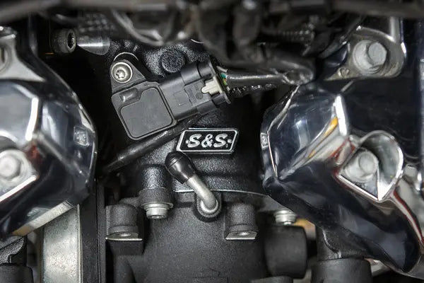 Harley-Davidson FLHTCUTG 1868 Tri Glide Ultra 114 [2025] - CNC-gefräster 55 mm Ansaugkrümmer – Bild 5