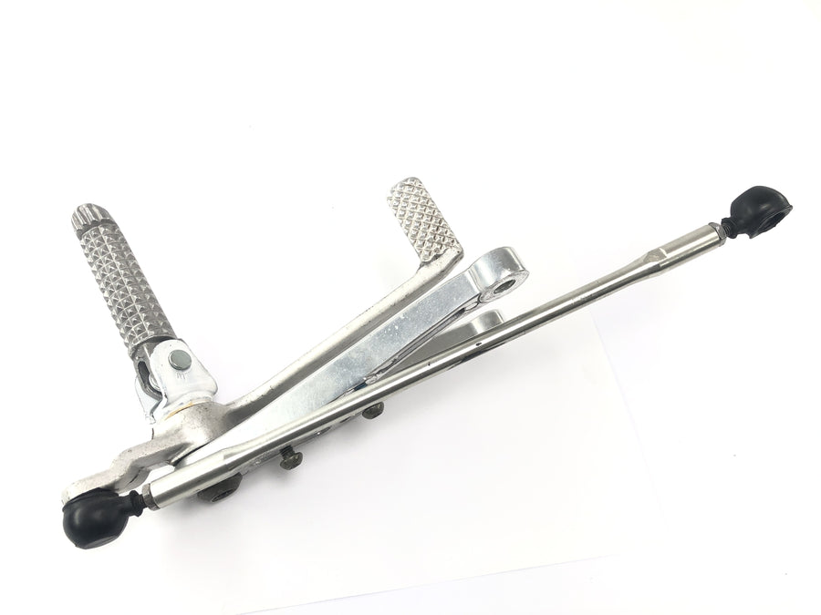 Yamaha YZF R1 RN01 [1998] - Driver's footran on the left with switching linkage lever footrest