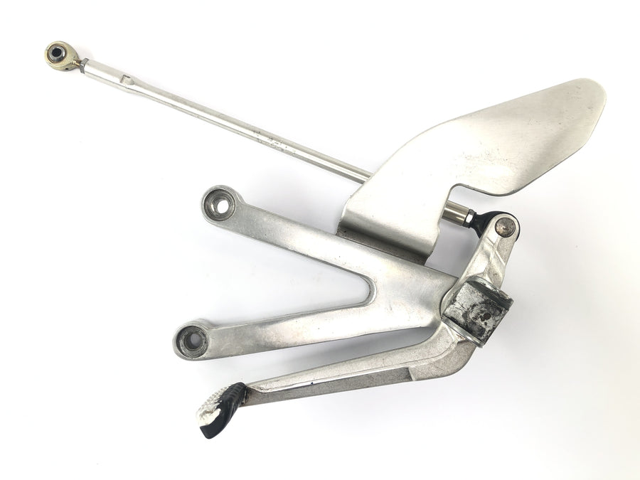 Yamaha YZF R1 RN01 [1998] - Driver's footran on the left with switching pedal and linkage