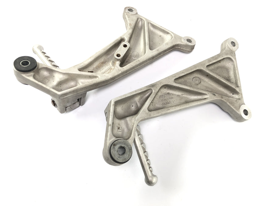 Aprilia SL 1000 Falco Pa [2000] - Palatinate footrests on the left and right with holder