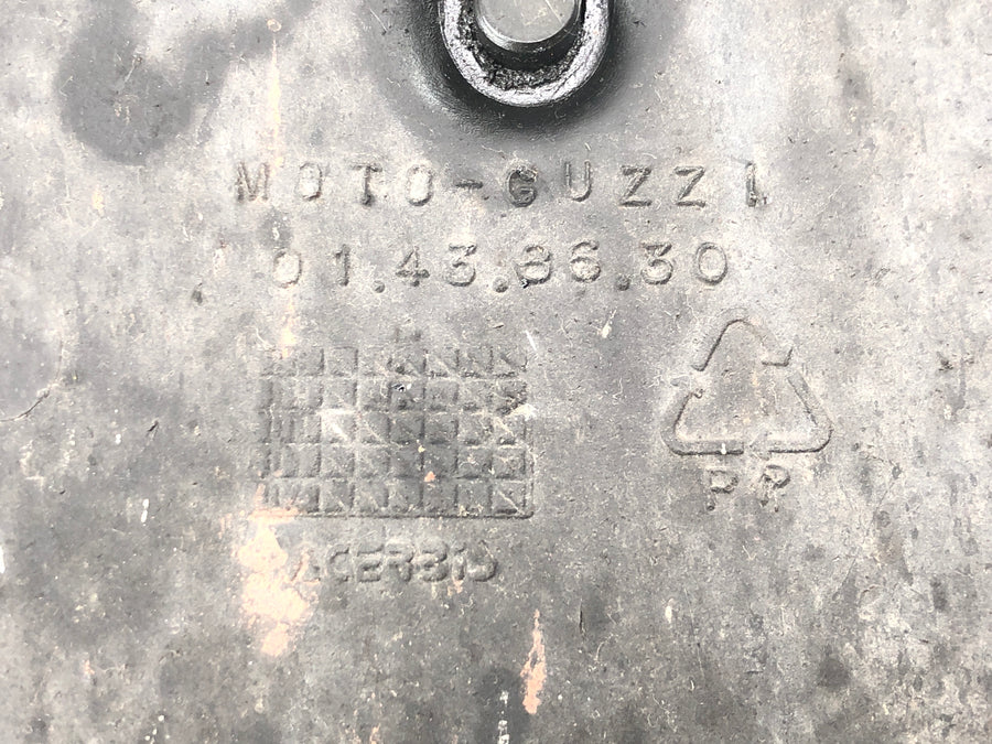 Moto Guzzi V11 Sport [1999] - spatscherm voor kentekenplaathouder, achterlichtmontage