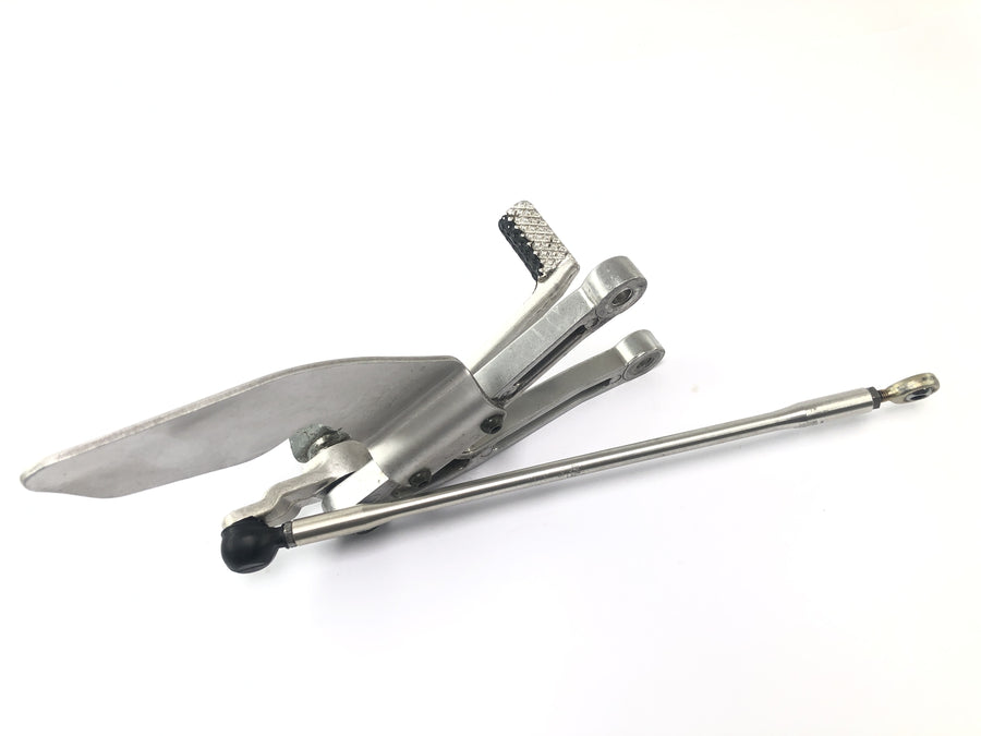 Yamaha YZF R1 RN01 [1998] - Driver's footran on the left with switching pedal and linkage