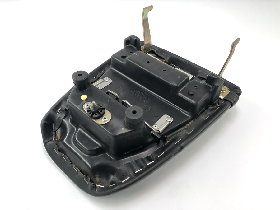 Triumph Daytona 955i T595N [2003] - Socius seat seated in the back