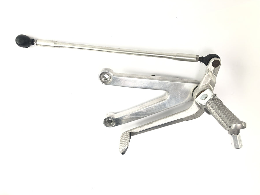 Yamaha YZF R1 RN01 [1998] - Driver's footran on the left with switching linkage lever footrest