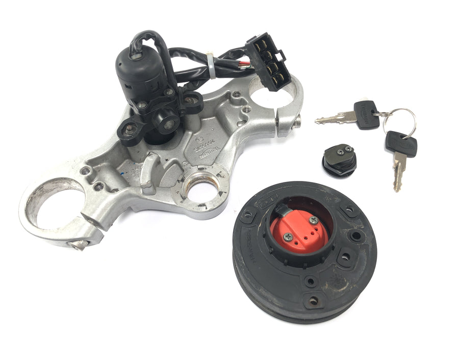 Triumph Sprint ST 1050 [2005] - lock set with fork bridge at the top tank lock