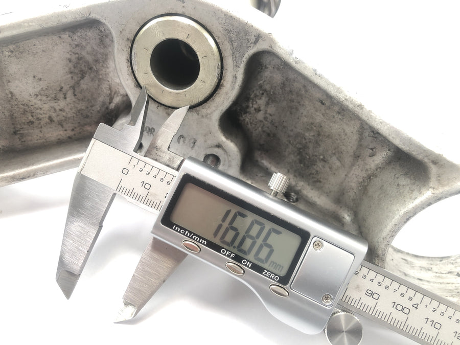 Yamaha YZF R1 RN01 [1998] - fork bridge below