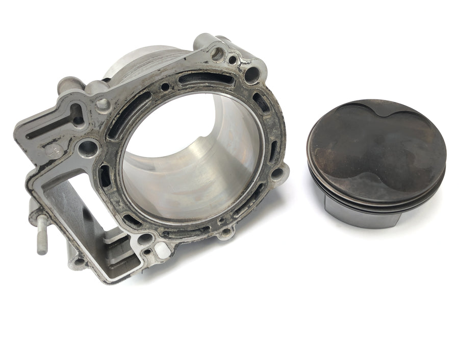 KTM 950 SM LC8 [2008] - cylinder with pistons in front