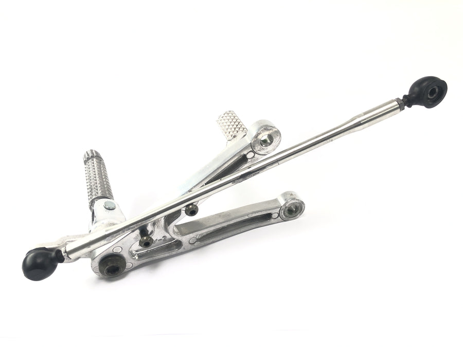 Yamaha YZF R1 RN01 [1998] - Driver's footran on the left with switching linkage lever footrest