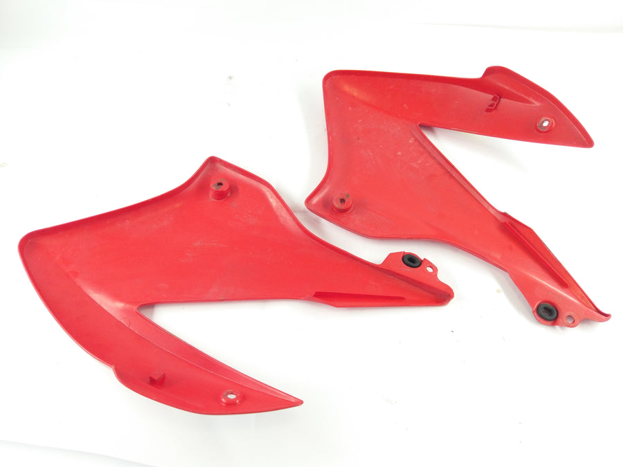 Honda XR 125 L JD19 [2005] - Side Side Cladding aan de rechterkant en links met crack